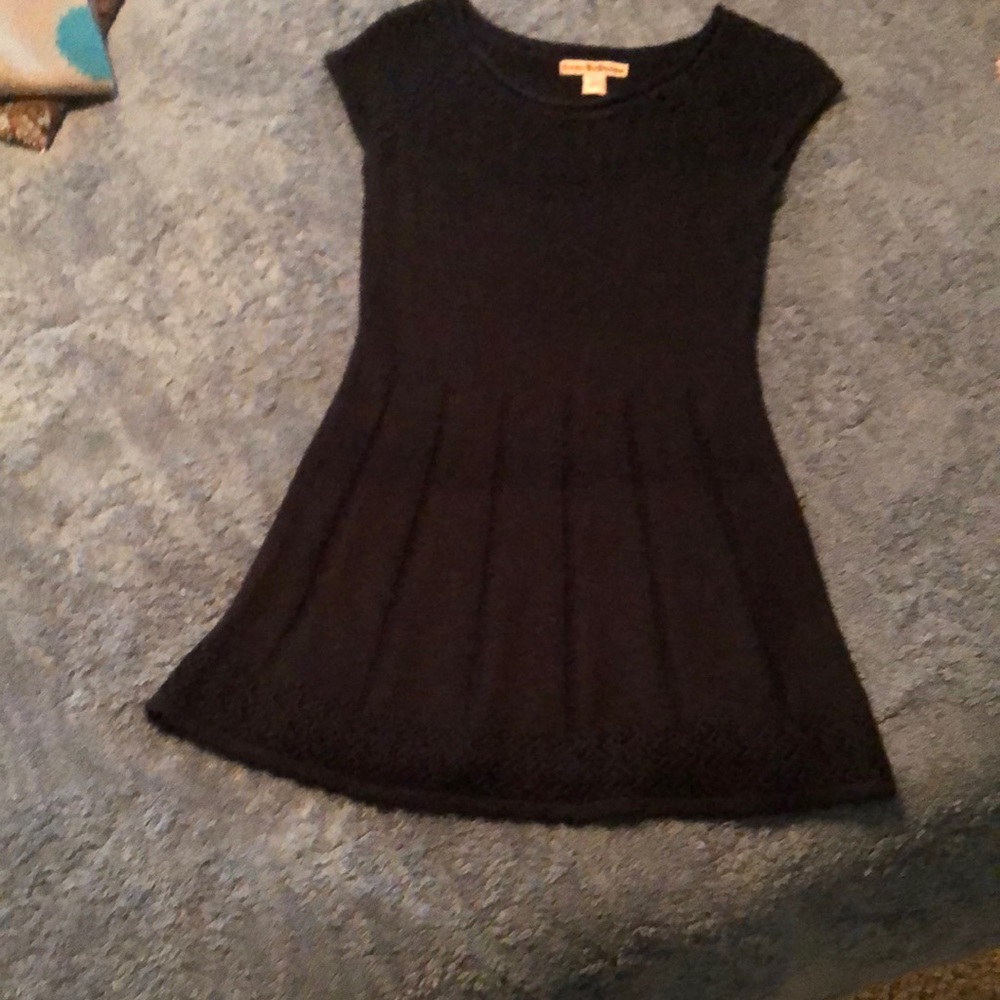 Ladies crop sleeve sweater.  Good to be worn with leggings.